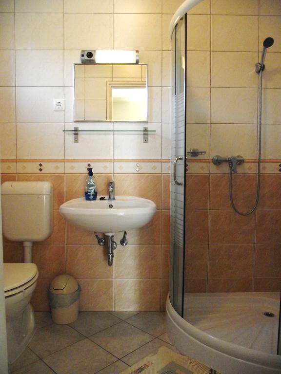 Radek Vendeghaz Es Apartman Halászi Eksteriør billede